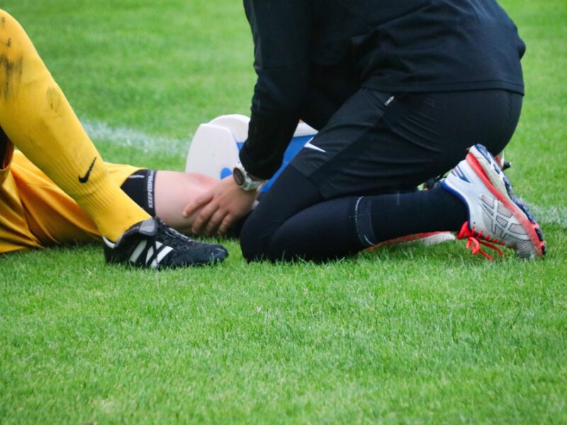 Jugador de fútbol lesionado del Ligamento Cruzado
