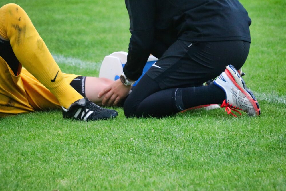 Jugador de fútbol lesionado del Ligamento Cruzado