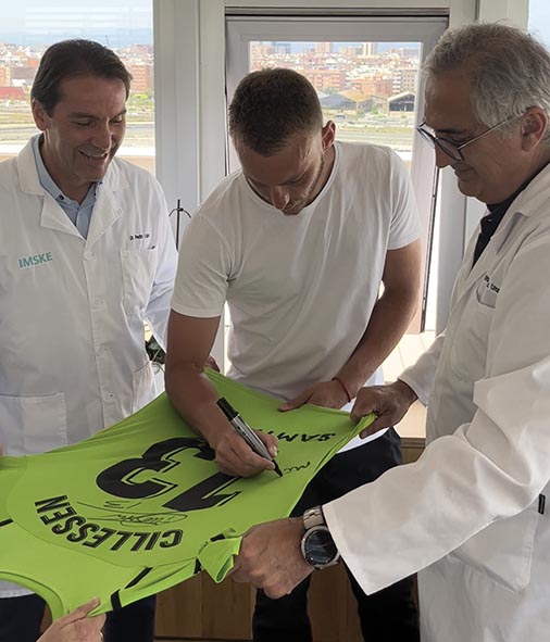 Cillessen firmando una camiseta en Imske