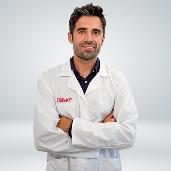 El Dr. Javier Navarro es traumatólogo especializado en cirugía de hombro y codo, licenciado en la (falta) y médico residente en el Hospital Clínico Universitario de Valencia. Durante su carrera el Dr. Navarro ha adquirido experiencia en diferentes Hospitales de Nueva York, Barcelona y Colombia. Hospital Ribera IMSKE es un hospital de traumatología y rehabilitación situado en Valencia. Es una institución médica líder en la prevención, el diagnóstico y el tratamiento de enfermedades musculoesqueléticas. Avalado por un equipo multidisciplinar de más de 100 profesionales altamente cualificados y especializados, Ribera IMSKE consolida su posición como centro de excelencia en el sector de la medicina y ofrece al paciente la cobertura de todas las especialidades musculoesqueléticas. La traumatología y la rehabilitación eso nuestras pasiones, y el compromiso y el cuidado sin límites con el paciente, nuestra prioridad.