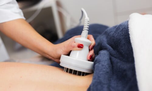 nina-salon-spa-recibe-masaje-espalda-cuello-acuesta-mesa-cosmetologia-relaja-disfruta-proceso nina-salon-spa-recibe-masaje-espalda-cuello-acuesta-mesa-cosmetologia-relaja-disfruta-proceso