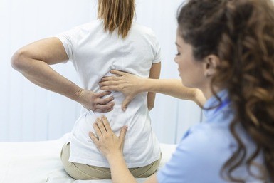 fisioterapeuta-haciendo-tratamiento-curativo-espalda-mujer-dolor-espalda-tratamiento-paciente-medico-masaje-terapeuta-sindrome-oficina