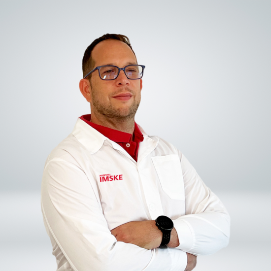 El Dr. José Lizón es traumatólogo especialista en columna vertebral y técnicas mínimamente invasivas licenciado en Medicina en la Universidad de Oviedo. Durante su carrera el Dr. Lizón se ha destacado por su habilidad en la aplicación de técnicas endoscópicas en cirugías de columna, desempeñando un rol fundamental en el avance de esta técnica en España. Hospital Ribera IMSKE es un hospital de traumatología y rehabilitación situado en Valencia. Es una institución médica líder en la prevención, el diagnóstico y el tratamiento de enfermedades musculoesqueléticas. Avalado por un equipo multidisciplinar de más de 100 profesionales altamente cualificados y especializados, Ribera IMSKE consolida su posición como centro de excelencia en el sector de la medicina y ofrece al paciente la cobertura de todas las especialidades musculoesqueléticas. La traumatología y la rehabilitación eso nuestras pasiones, y el compromiso y el cuidado sin límites con el paciente, nuestra prioridad.