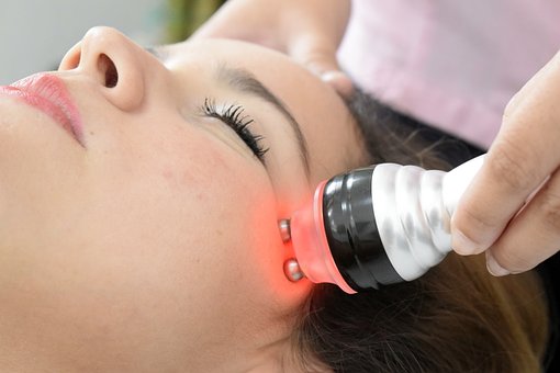 mujer tumbada recibiendo un tratamiento de cavitación Hospital Ribera IMSKE es un hospital de traumatología y rehabilitación situado en Valencia. Es una institución médica líder en la prevención, el diagnóstico y el tratamiento de enfermedades musculoesqueléticas. Avalado por un equipo multidisciplinar de más de 100 profesionales altamente cualificados y especializados, Ribera IMSKE consolida su posición como centro de excelencia en el sector de la medicina y ofrece al paciente la cobertura de todas las especialidades musculoesqueléticas. La traumatología y la rehabilitación eso nuestras pasiones, y el compromiso y el cuidado sin límites con el paciente, nuestra prioridad.