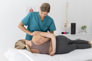 fisioterapeuta atiende a una paciente con problemas de espalda Hospital Ribera IMSKE es un hospital de traumatología y rehabilitación situado en Valencia. Es una institución médica líder en la prevención, el diagnóstico y el tratamiento de enfermedades musculoesqueléticas. Avalado por un equipo multidisciplinar de más de 100 profesionales altamente cualificados y especializados, Ribera IMSKE consolida su posición como centro de excelencia en el sector de la medicina y ofrece al paciente la cobertura de todas las especialidades musculoesqueléticas. La traumatología y la rehabilitación eso nuestras pasiones, y el compromiso y el cuidado sin límites con el paciente, nuestra prioridad.