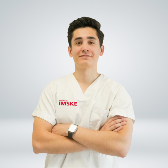 Jaime Pardo. Podólogo. Jaime Pardo es podólogo especialista en podología deportiva graduado en la Universidad Miguel Hernández. Actualmente se encuentra estudiando un grado de fisioterapia en la Universidad Europea de Valencia. Durante su carrera Pardo, ha adquirido experiencia trabajando en podología deportiva, ortesis de la marcha, podología infantil, tratamiento de verrugas o papilomas plantares y quiropedias. Jaime domina el español, inglés y francés. Hospital Ribera IMSKE es un hospital de traumatología y rehabilitación situado en Valencia. Es una institución médica líder en la prevención, el diagnóstico y el tratamiento de enfermedades musculoesqueléticas. Avalado por un equipo multidisciplinar de más de 100 profesionales altamente cualificados y especializados, Ribera IMSKE consolida su posición como centro de excelencia en el sector de la medicina y ofrece al paciente la cobertura de todas las especialidades musculoesqueléticas. La traumatología y la rehabilitación eso nuestras pasiones, y el compromiso y el cuidado sin límites con el paciente, nuestra prioridad.