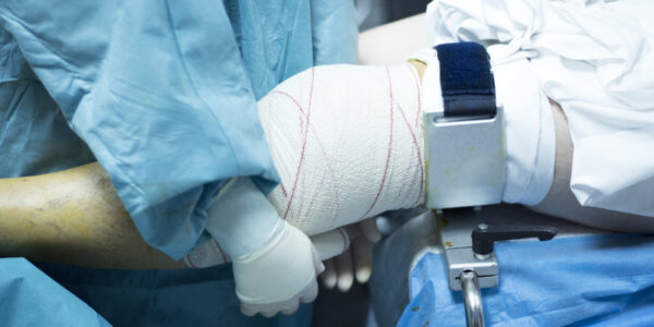 traficoImske imagen rodilla vendada urgencias. accidente de trafico, emergencia. Ribera IMSKE: Tu mejor opción tras un accidente de tráfico. Hospital Ribera IMSKE es un hospital de traumatología y rehabilitación situado en Valencia. Es una institución médica líder en la prevención, el diagnóstico y el tratamiento de enfermedades musculoesqueléticas. Avalado por un equipo multidisciplinar de más de 100 profesionales altamente cualificados y especializados, Ribera IMSKE consolida su posición como centro de excelencia en el sector de la medicina y ofrece al paciente la cobertura de todas las especialidades musculoesqueléticas. La traumatología y la rehabilitación eso nuestras pasiones, y el compromiso y el cuidado sin límites con el paciente, nuestra prioridad.