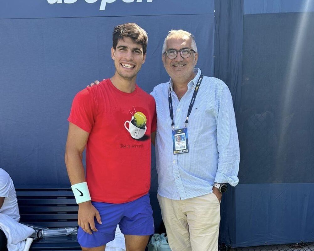 El doctor Ignacio Muñoz, de Ribera IMSKE, con Carlos Alcaraz, jugador de tenis.