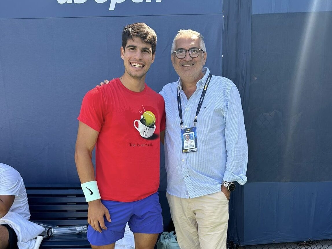 El doctor Ignacio Muñoz, de Ribera IMSKE, con Carlos Alcaraz, jugador de tenis.