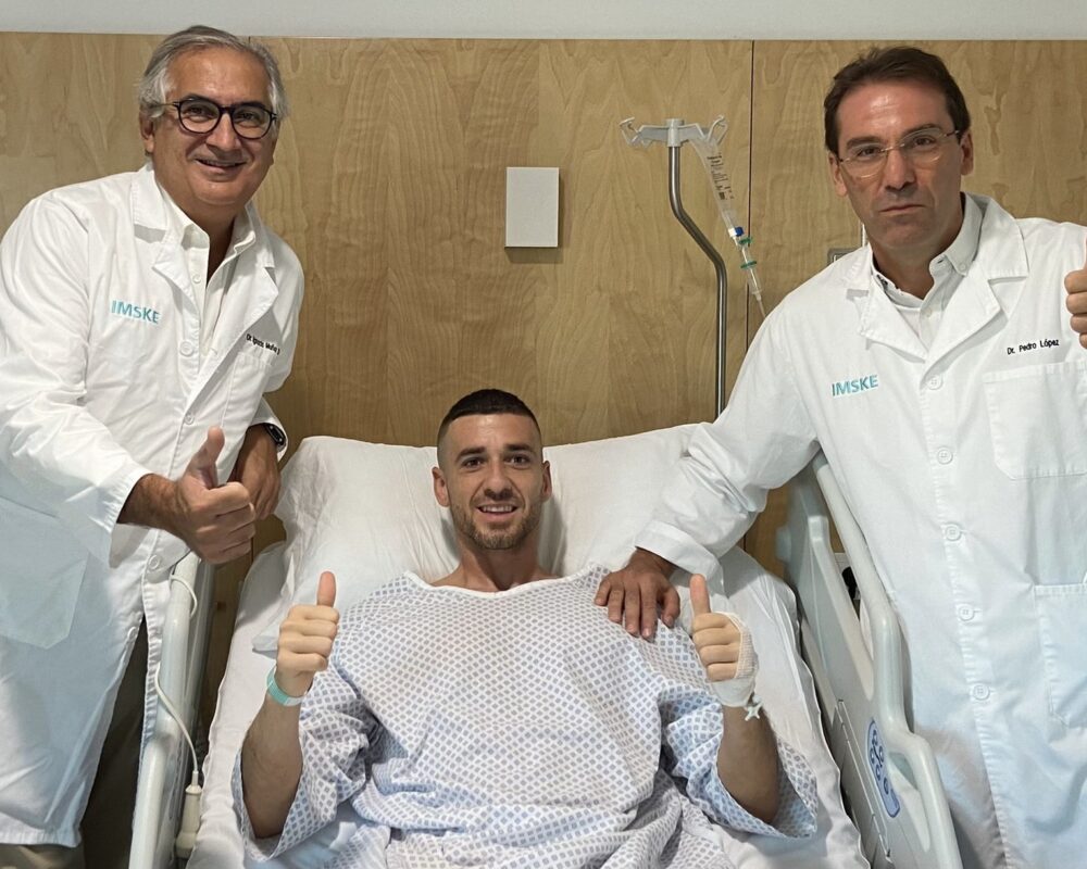 Los doctores Ignacio Muñoz y Pedro López con Jaume Domenech, portero del Valencia CF en el Hospital Ribera IMSKE