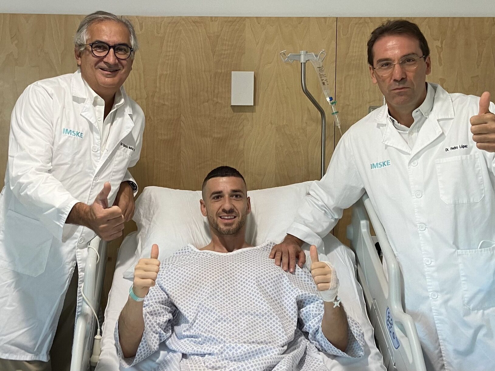 Los doctores Ignacio Muñoz y Pedro López con Jaume Domenech, portero del Valencia CF en el Hospital Ribera IMSKE
