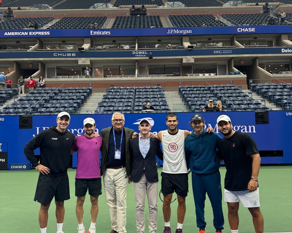 El doctor Ignacio Muñoz, de Ribera IMSKE, con Carlos Alcaraz, jugador de tenis.