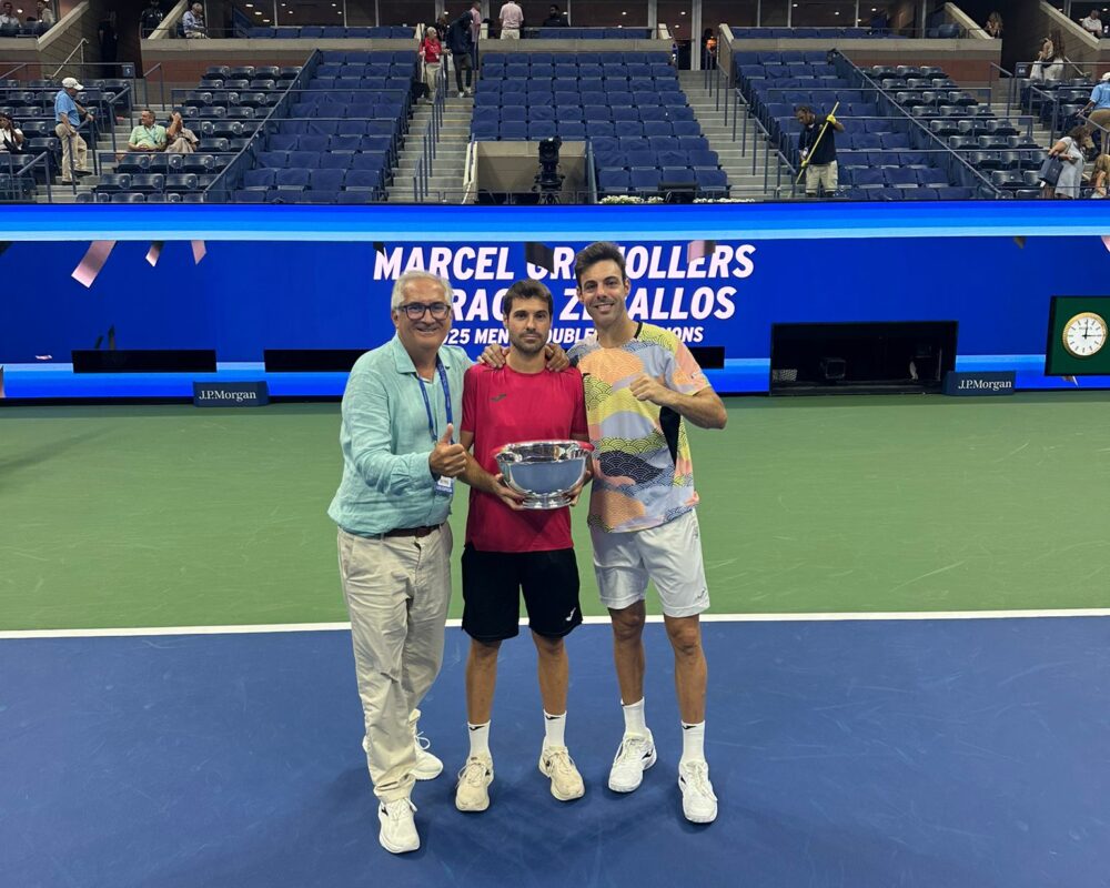 El doctor Ignacio Muñoz, de Ribera IMSKE, con Zeballos y Granollers, jugadores de tenis.