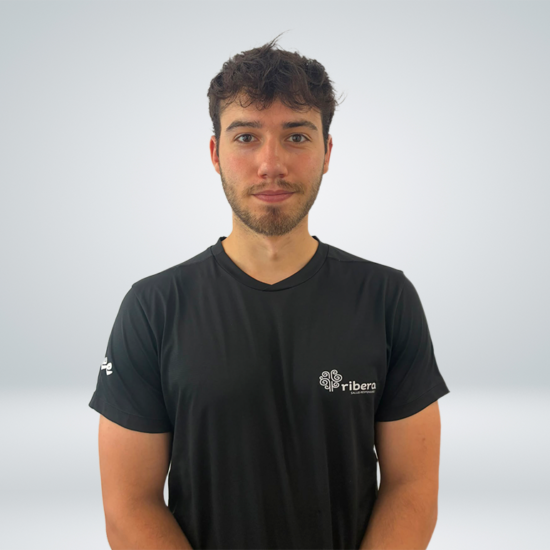 Alejandro Valladolid es readaptador físico especializado en la recuperación funcional y la vuelta segura a la actividad física y deportiva tras una lesión. Se incorpora al equipo de Ribera IMSKE aportando una atención individualizada, basada en la evidencia científica y orientada a optimizar el rendimiento y la prevención de recaídas.